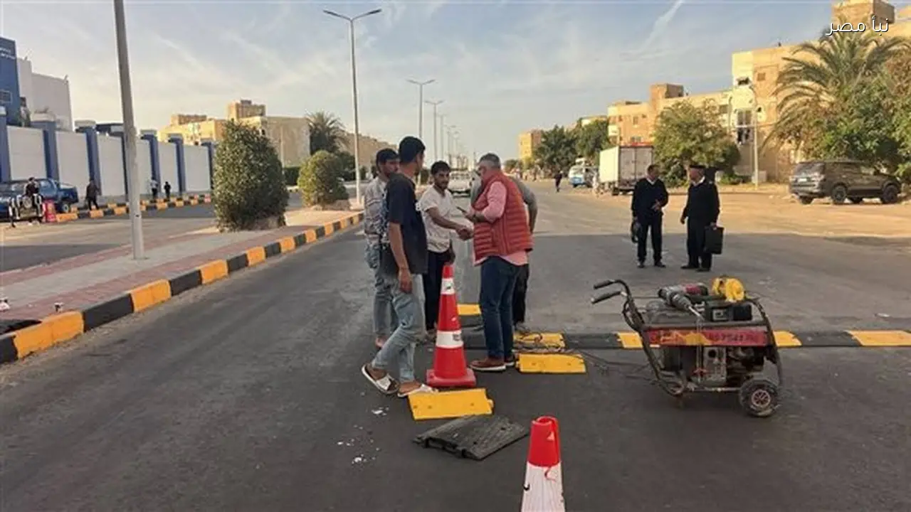 محافظ البحر الأحمر يوجه بتركيب مطبات مؤقتة بشارع الحجاز استجابة لمطالب المواطنين وسلامة الطلاب