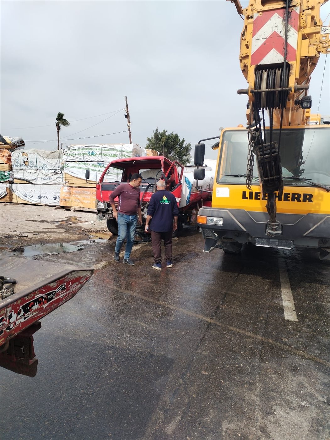 ورفع سيارتي نقل بطريق جمصة وإعادة الحركة المرورية