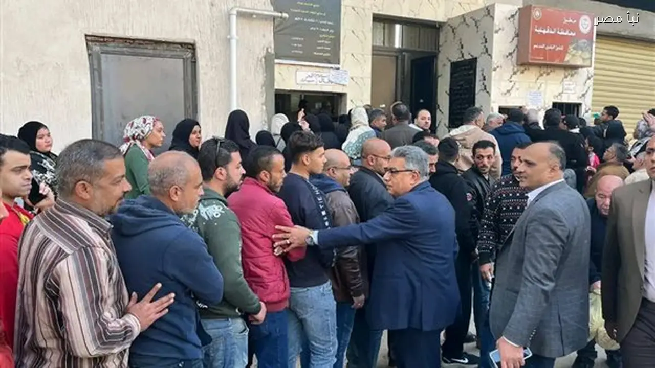 محافظ الدقهلية يتولى الإشراف على تنظيم صرف الخبز بنفسه في مشهد مميز