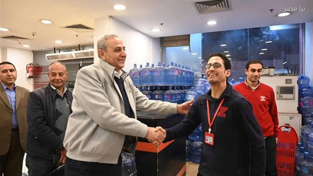 محافظ الغربية يزور كمال عامل السوبر ماركت من ذوي الهمم للاطمئنان عليه في مقر عمله بالمحلة