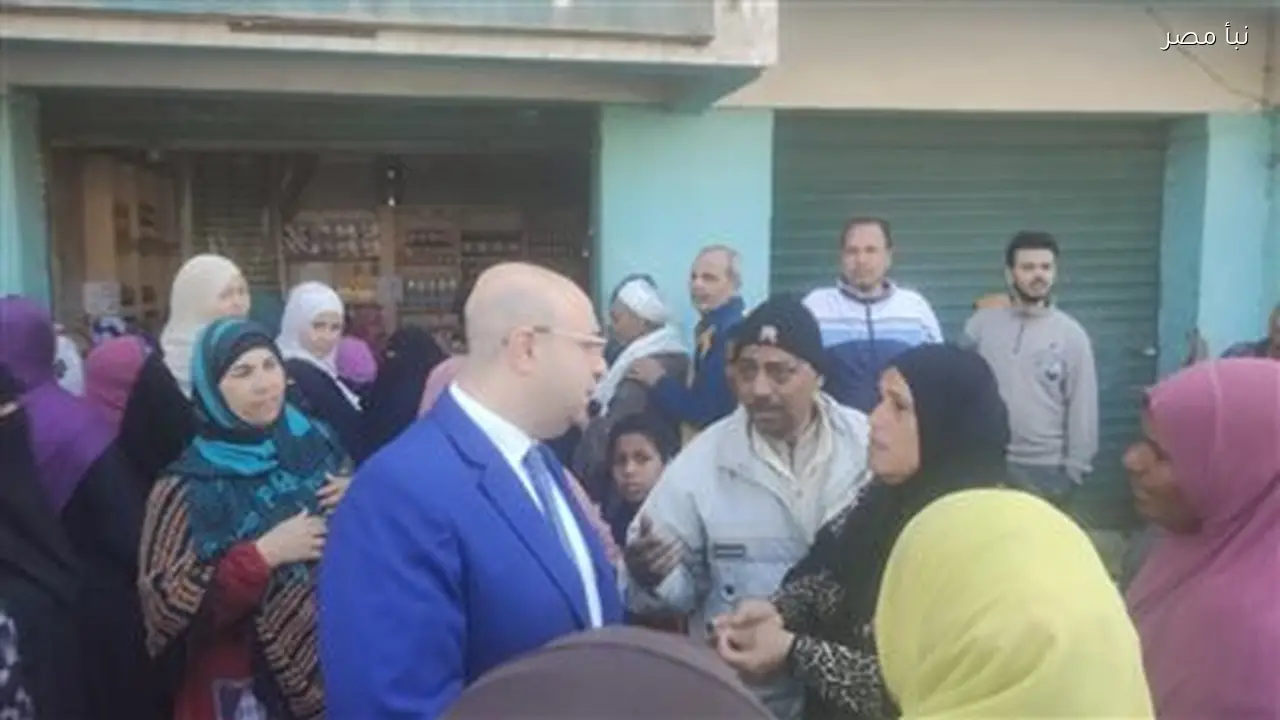 محافظ الفيوم يتفاعل مع المواطنين في منفذ التموين لمتابعة الدعم والاستماع لشكاواهم
