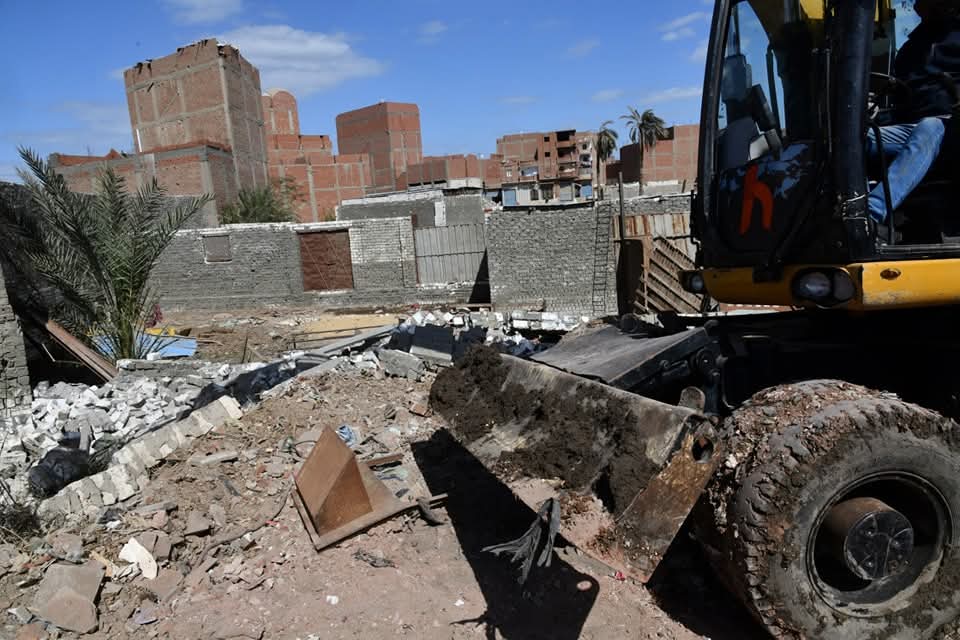 محافظ الفيوم يقود حملة ميدانية لإزالة مخالفات البناء بحي جنوب