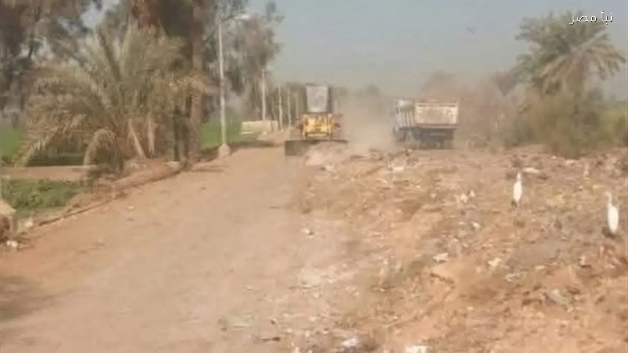 محافظ المنيا يتابع إزالة تراكمات القمامة عند مدخل قرية نواي