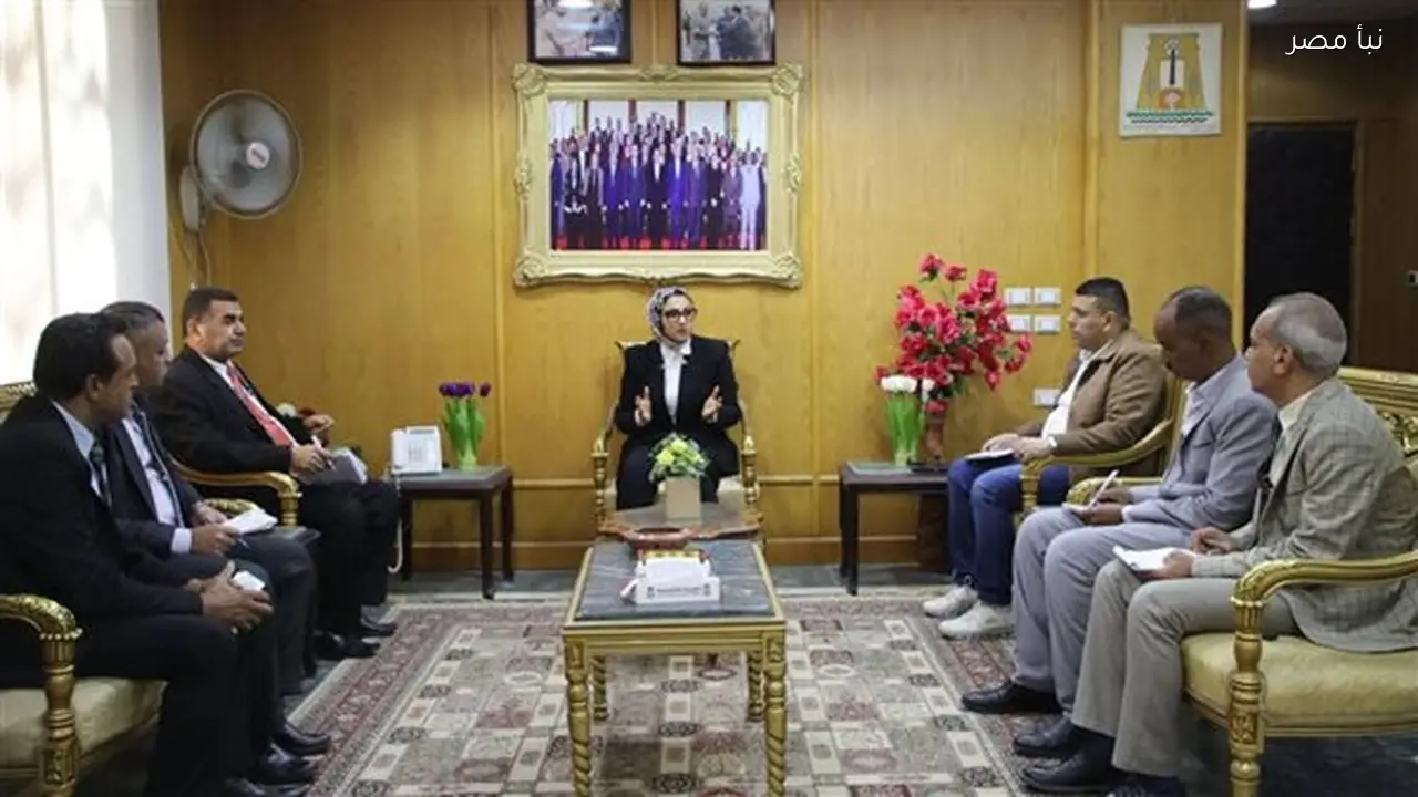 محافظ الوادي الجديد تعقد اجتماعًا مع رؤساء المراكز بعد تولي مهام عملها