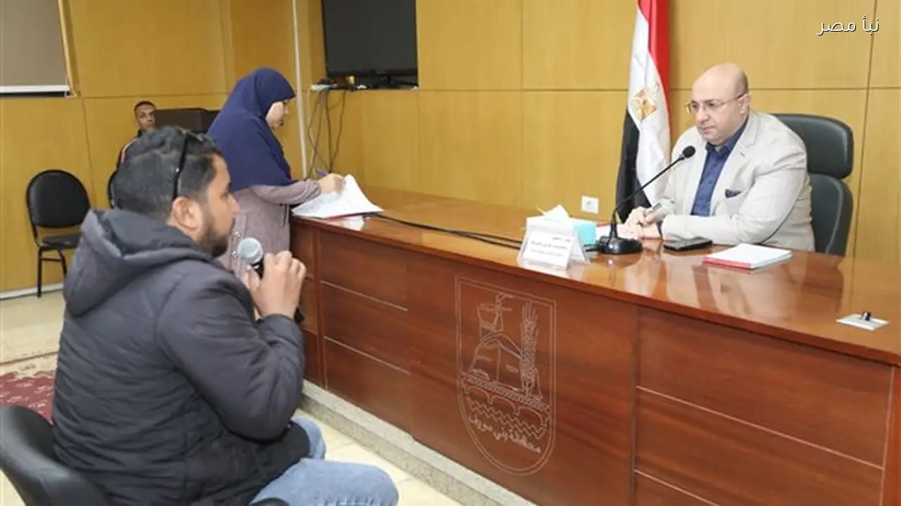 محافظ بني سويف يقرر صرف مساعدات عاجلة لأرملتين بعد الاستماع لشكاوى المواطنين في اللقاء المفتوح