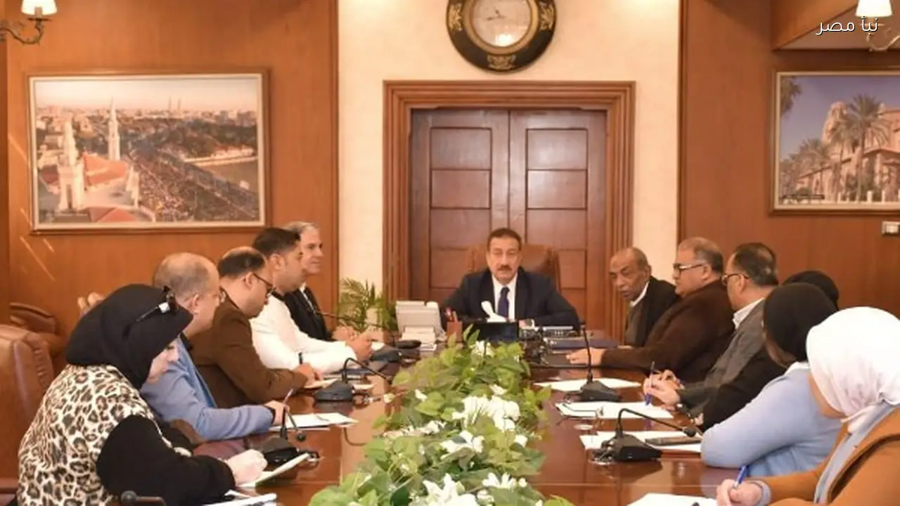 محافظ بورسعيد يلتقي لجنة حصر وتقنين الوحدات السكنية لمناقشة الإجراءات اللازمة