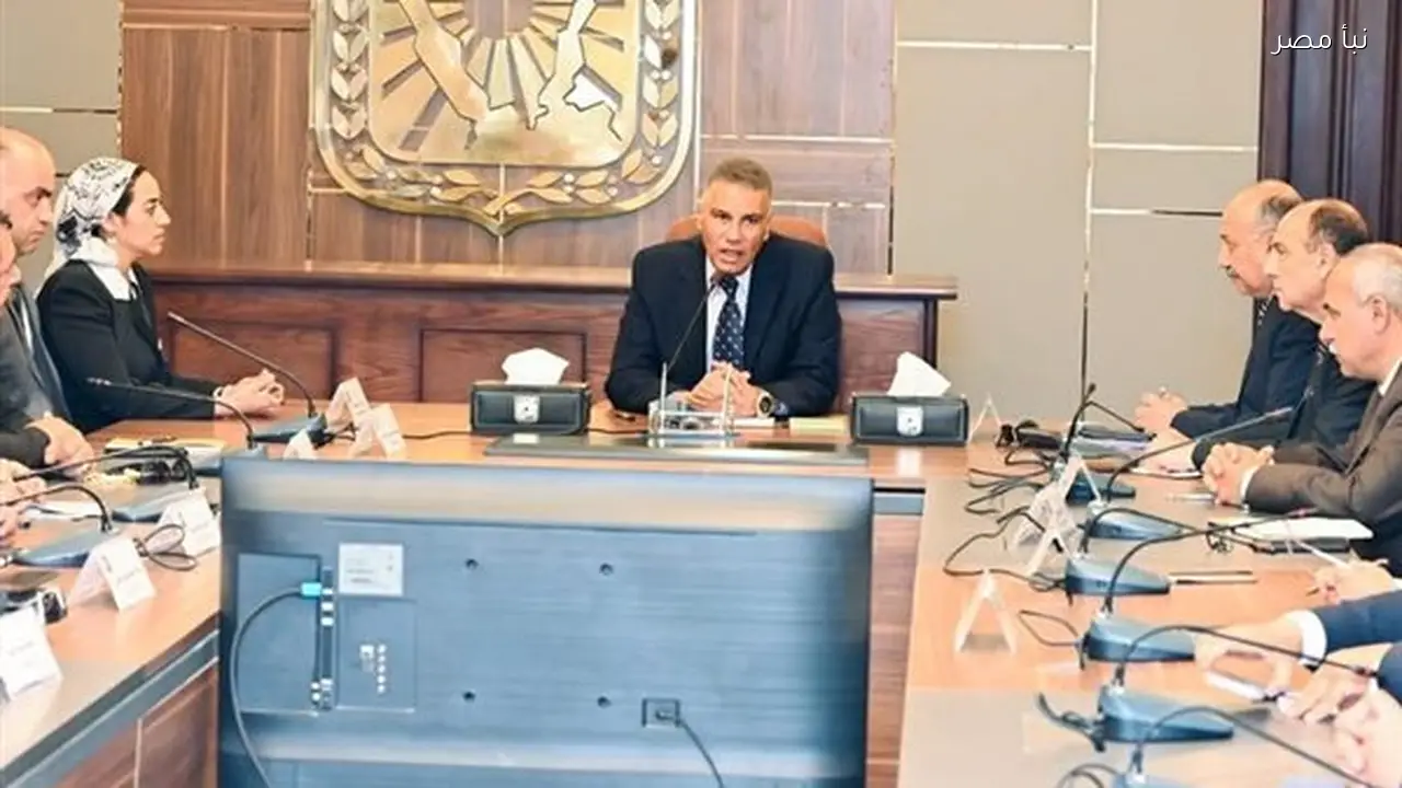 محافظ جنوب سيناء يناقش خطط التنمية مع رؤساء المدن ومديري الإدارات في اجتماع موسع