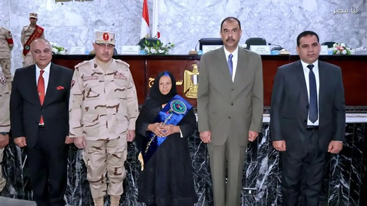 محافظ سوهاج يكرم أسر الشهداء وذوي مصابي العمليات الحربية