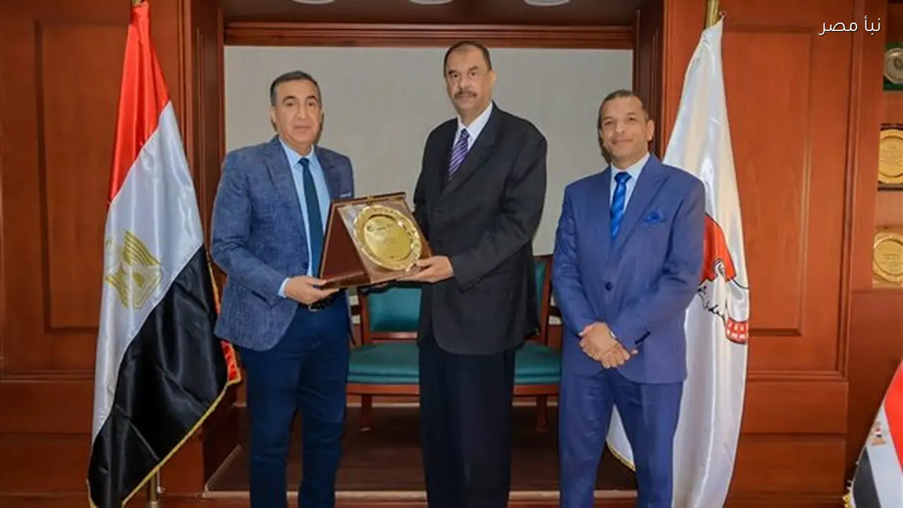 محافظ سوهاج يلتقي رئيس الخدمات البيطرية لمتابعة استعداد مركز التلقيح الصناعي بطهطا قبل افتتاحه