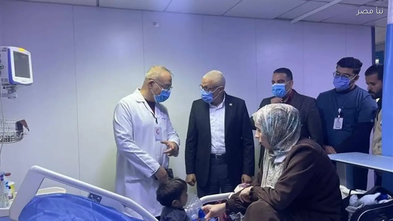 محافظ شمال سيناء يزور مستشفى الشيخ زويد ويطمئن على الجرحى الفلسطينيين