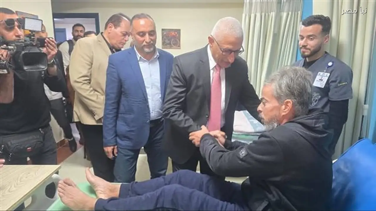 محافظ شمال سيناء يلتقي الجرحى والمرضى الفلسطينيين في مستشفى العريش العام