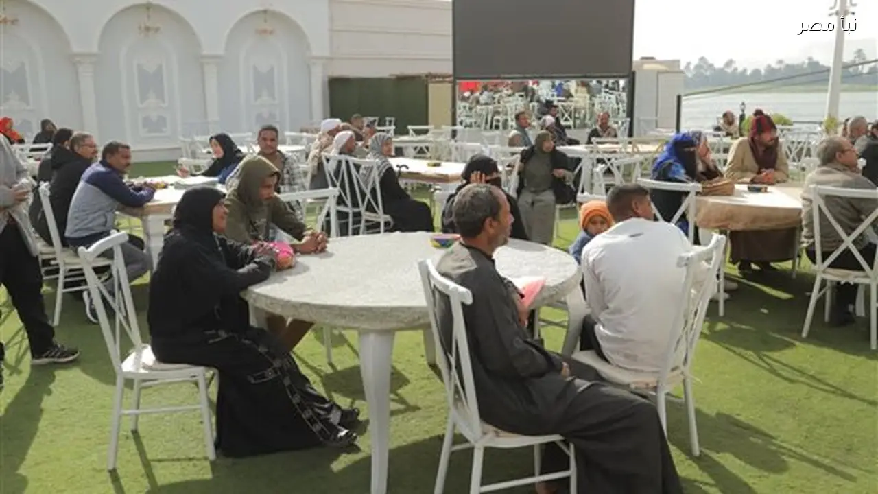 محافظ قنا يسلم عقود تقنين الأراضي لمئة أسرة ويؤكد أهمية توفير حياة كريمة وآمنة للمواطنين