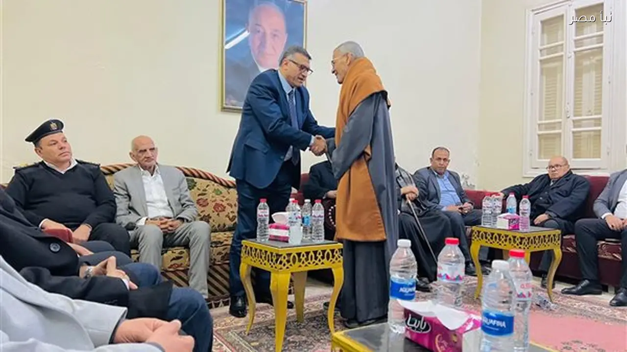 محافظ قنا يقدم واجب العزاء لأسرة شيخ الإذاعيين فهمي عمر