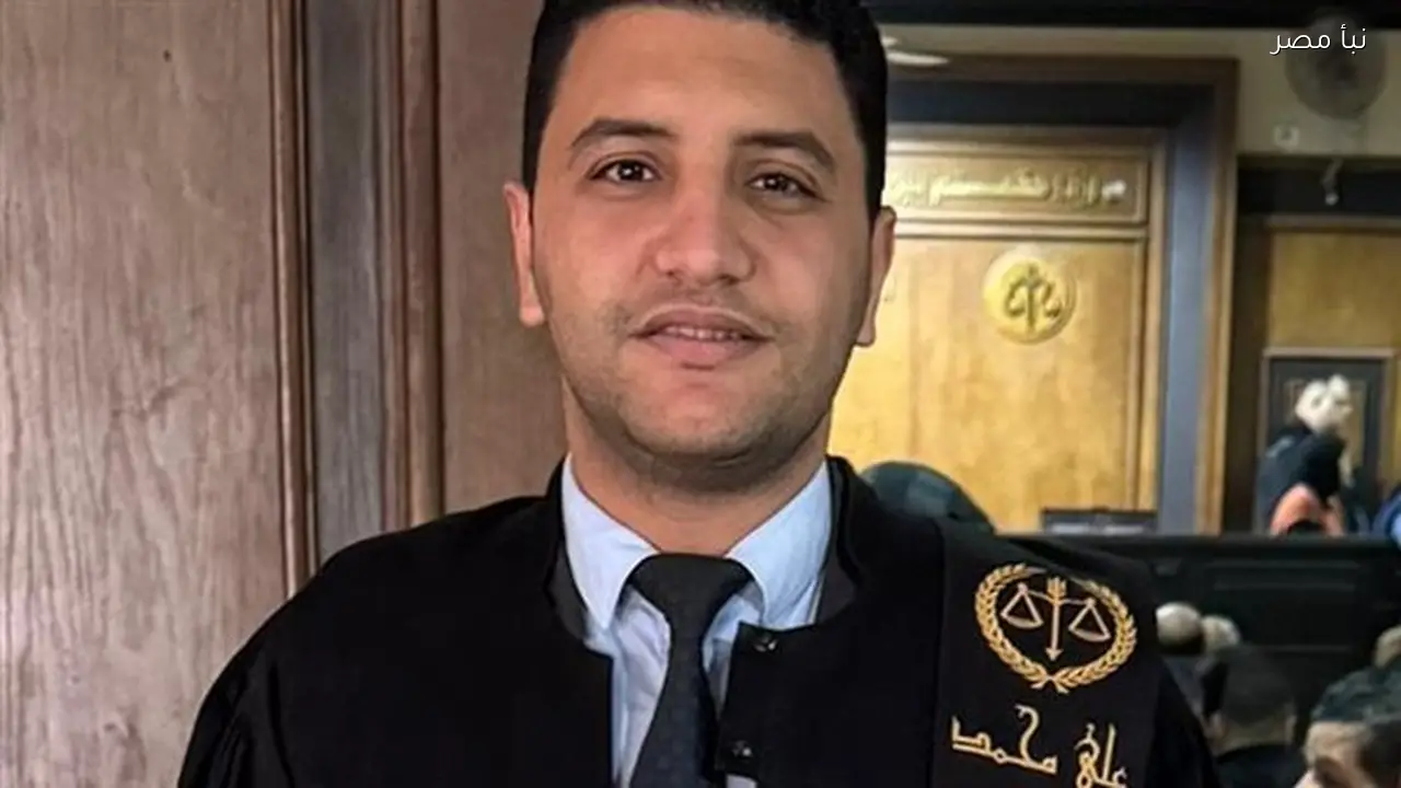 محامي المجني عليه يؤكد أن المتهمين التسعة يواجهون اتهامات بالبلطجة واستعراض القوة بعد إجبارهم على ارتداء ملابس نسائية