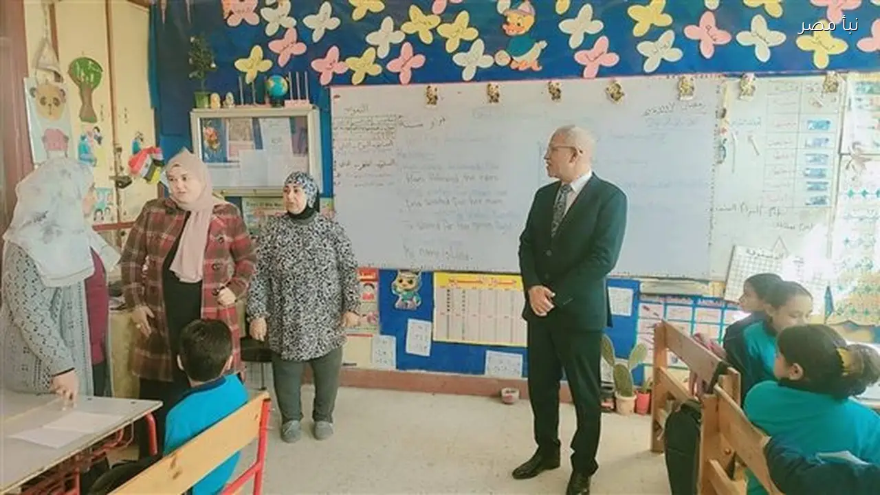 مدير تعليم الإسماعيلية يزور مدرسة عباس العقاد الابتدائية لتفقد سير العملية التعليمية