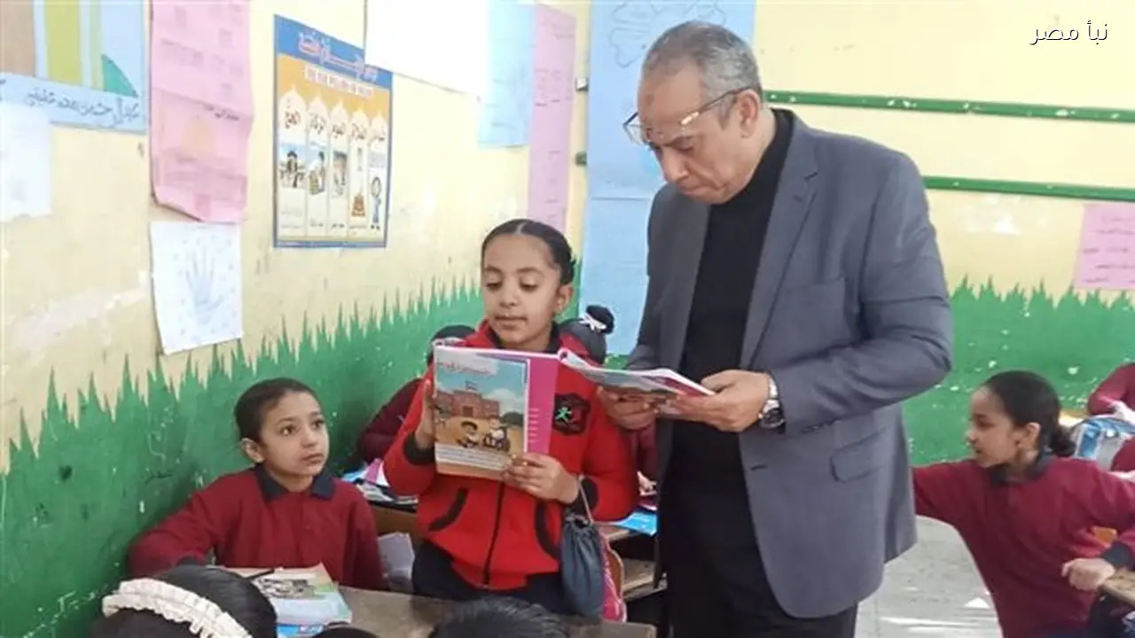 مدير تعليم القليوبية يشارك طالبات بنها في طابور الصباح ويؤكد أهمية الانضباط المدرسي في بناء الأجيال