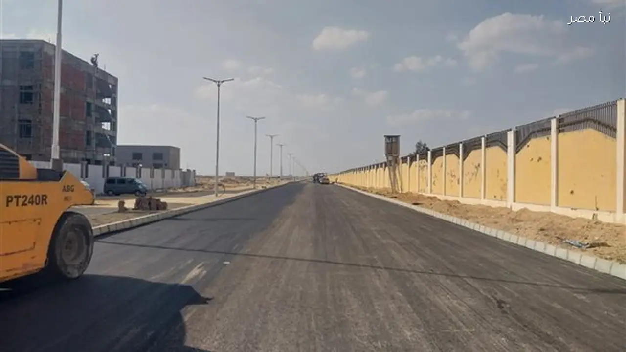 مديرية الطرق تواصل أعمال رصف المنطقة الحرة الاستثمارية في الإسماعيلية لتعزيز البنية التحتية