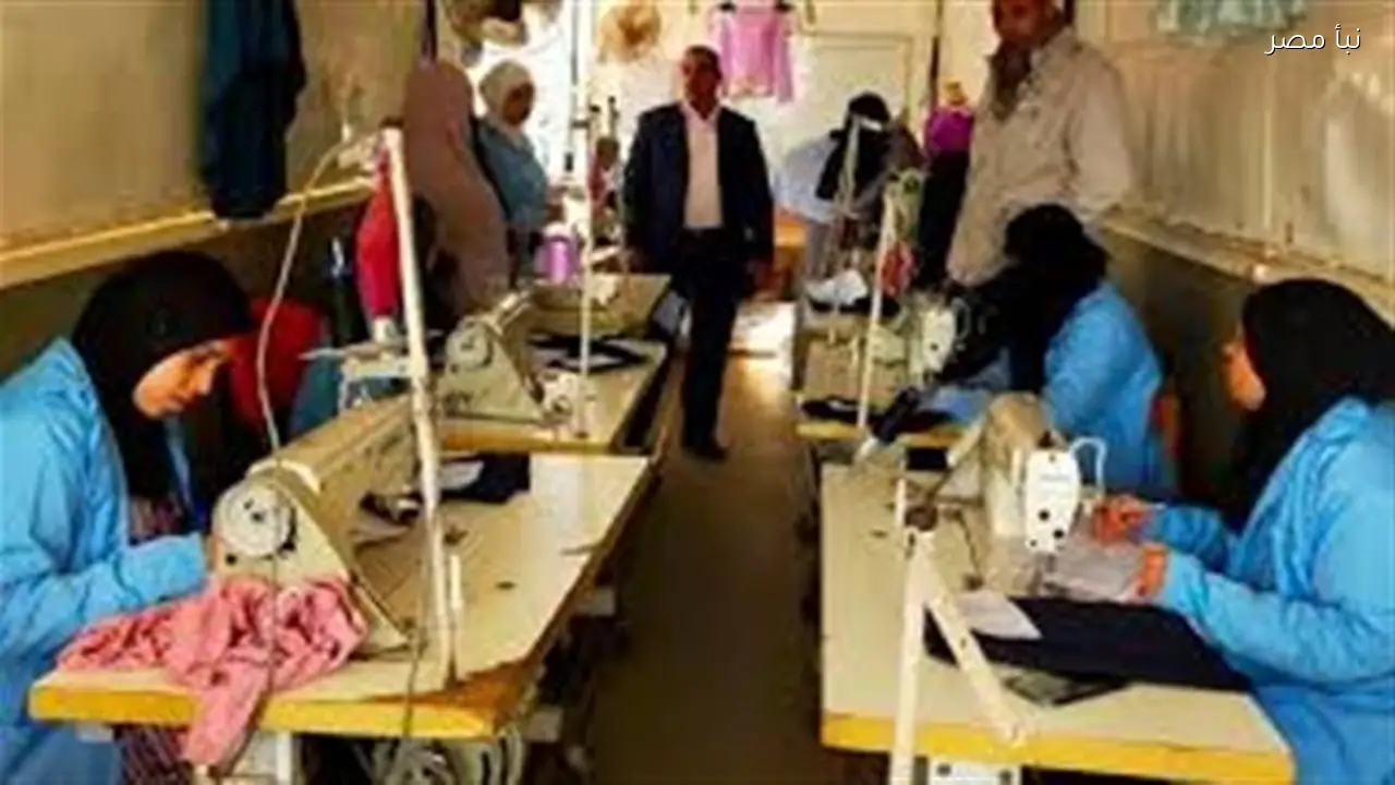 مديرية عمل المنيا تتابع تدريب 15 فتاة على مهنة التفصيل عبر العربة المتنقلة