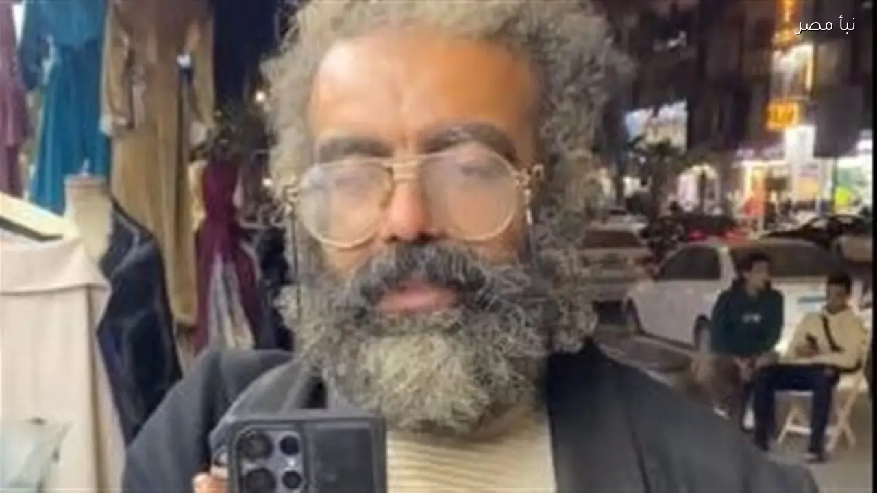 مسن بلا مأوى يظهر في فيديو وهو يزعم تحقيقه أموالاً طائلة من بيع عبوات المياه الغازية باستخدام هاتف سامسونج 25 ألترا