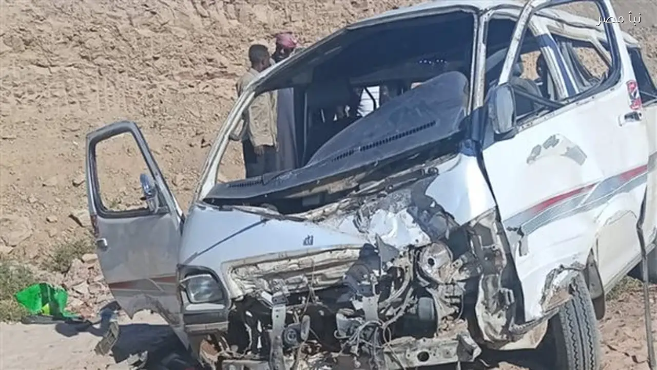 مصرع ثلاثة أشخاص وإصابة أربعة عشر آخرين في انقلاب ميكروباص بالطريق الصحراوي بأسوان
