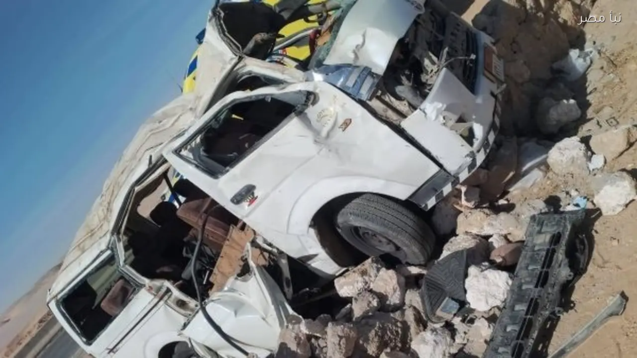 مصرع شخص وإصابة 13 آخرين في حادث انقلاب ميكروباص على الطريق الصحراوي الشرقي في أسيوط