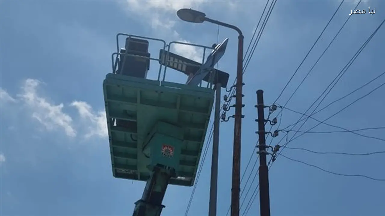 موظف يقود تشكيلًا عصابيًا لسرقة أعمدة الإنارة والأسلاك والكشافات في بني سويف