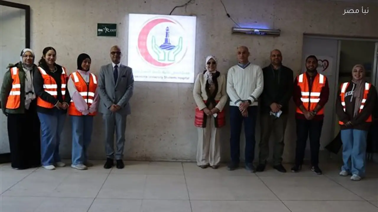 نائب رئيس جامعة الإسكندرية تتابع توزيع كراتين المواد الغذائية بمستشفى الجامعة