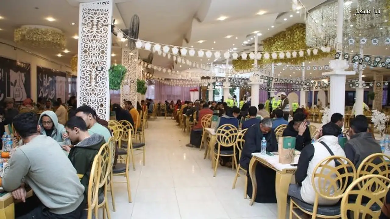 نائب محافظ الوادي الجديد يشارك الأسر والطلاب الوافدين في إفطار صائم ضمن الحملة الرمضانية