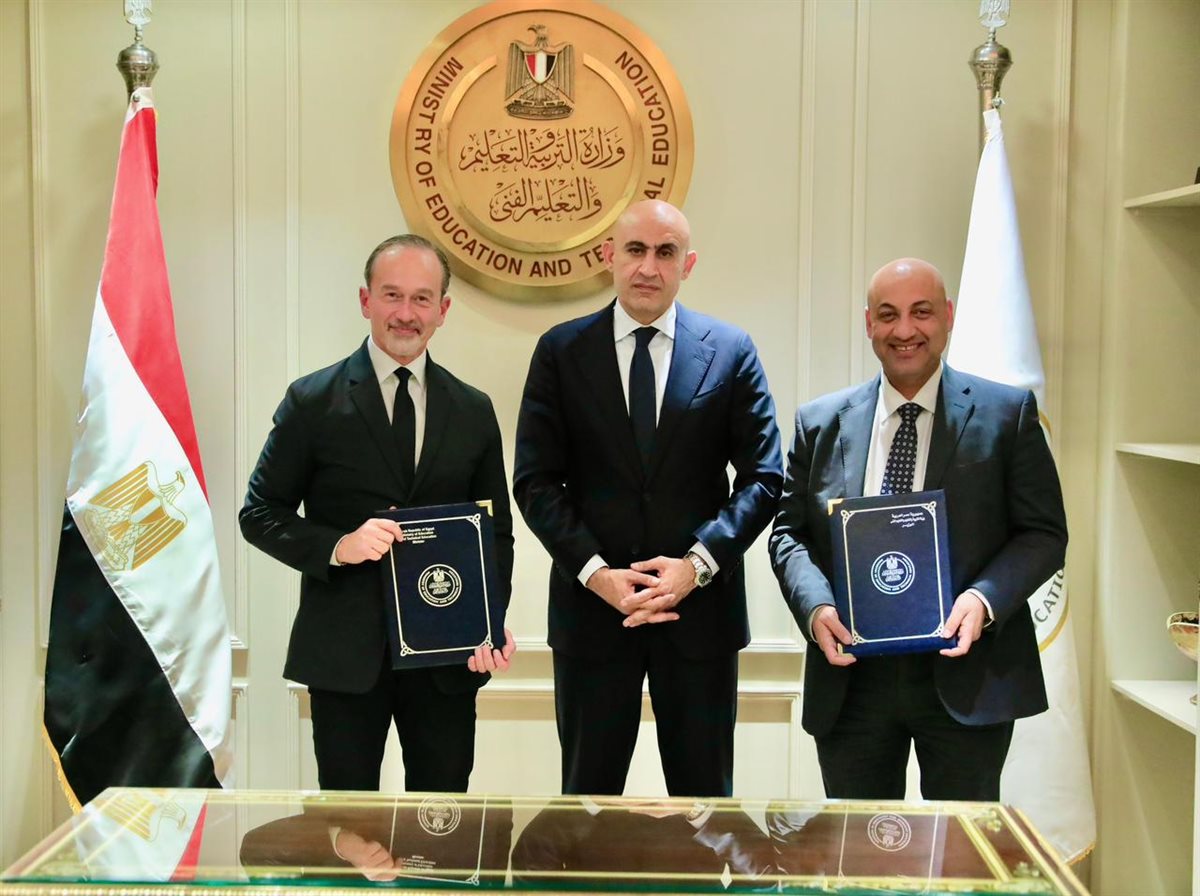 جانب من التوقيع