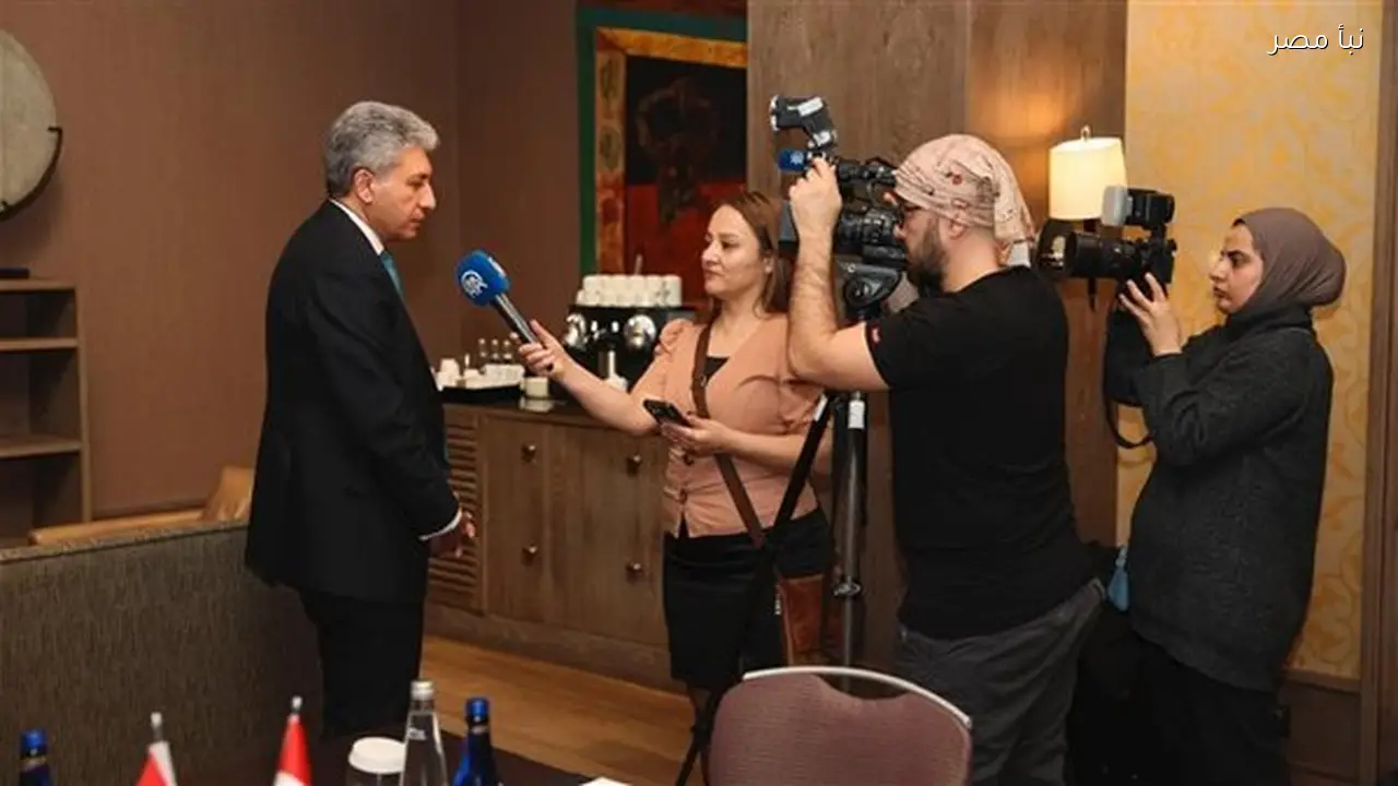 وزير السياحة يلتقي بالإعلاميين خلال مشاركته في المعرض السياحي الدولي EMITT بتركيا