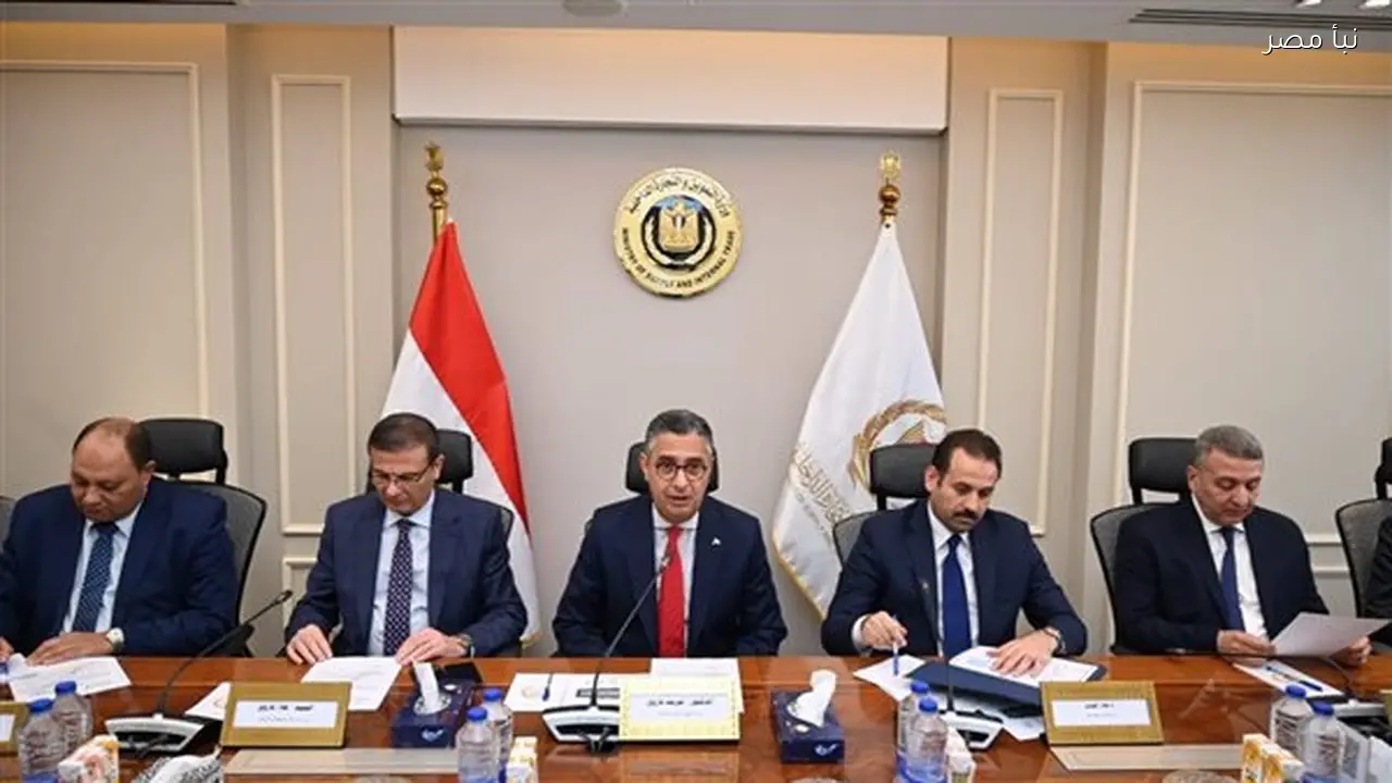 وزيرا التموين والزراعة ورئيس جهاز مستقبل مصر يناقشون آفاق صناعة السكر في البلاد