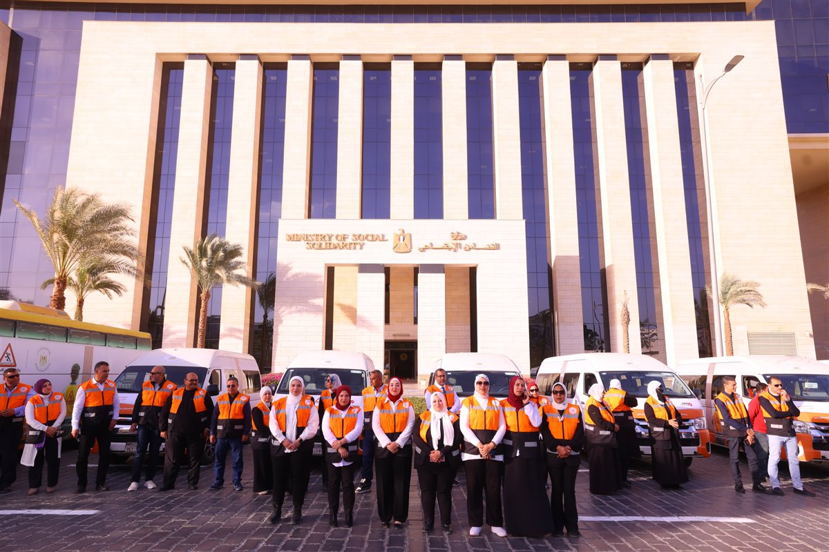 وزيرة التضامن تشهد اصطفاف فرق التدخل السريع والهلال الأحمر المصري لتعزيز سرعة الاستجابة لحالات الأطفال والكبار بلا مأوى