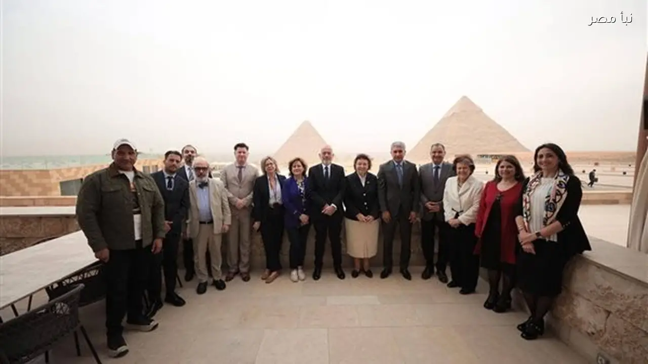 وزيرة الثقافة اليونانية تتفقد المتحف المصري الكبير وتزور أهرامات الجيزة