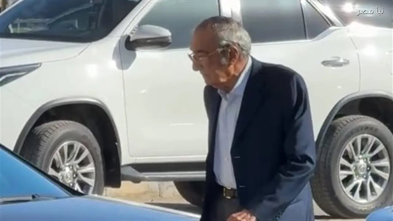 وصول جثمان مفيد شهاب لمسجد المشير بحضور مسؤولين سابقين وحاليين أبرزهم زكريا عزمي وعمرو عزت سلامة