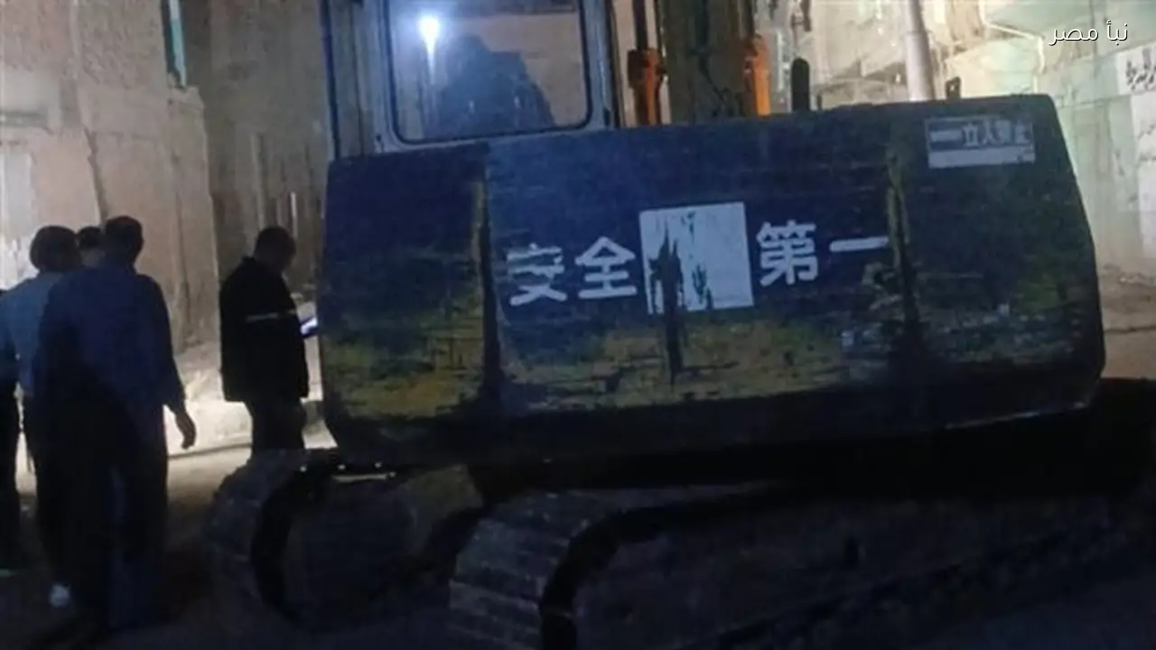 وصول معدات ثقيلة إلى العقار المائل في محلة أبو علي استعدادًا لهدمه