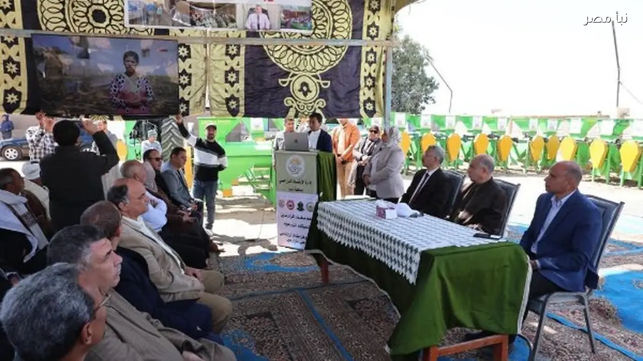 محافظ المنيا يوزع 48 طنًا من الذرة على صغار المزارعين في سمالوط