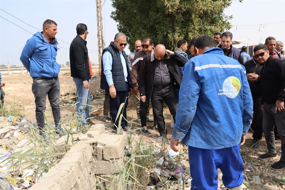 جانب من حملة مياه الفيوم بطريق أسيوط الصحراوي الغربي 
