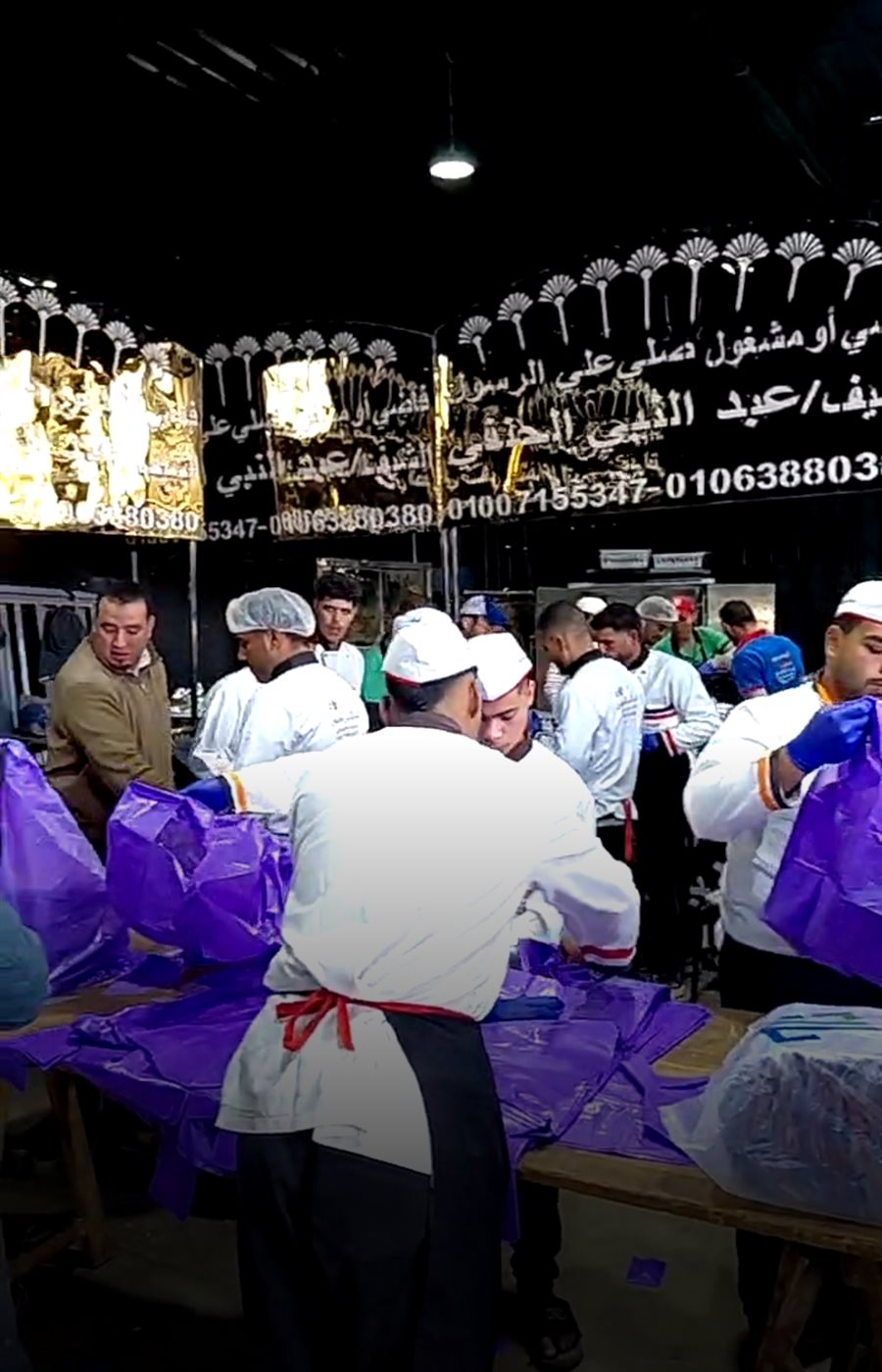 أثناء تجهيز الوجبات داخل مطبخ قرية التوفيقية