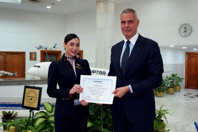 الطيار أحمد عادل يكرم طاقم الضيافة الجوية