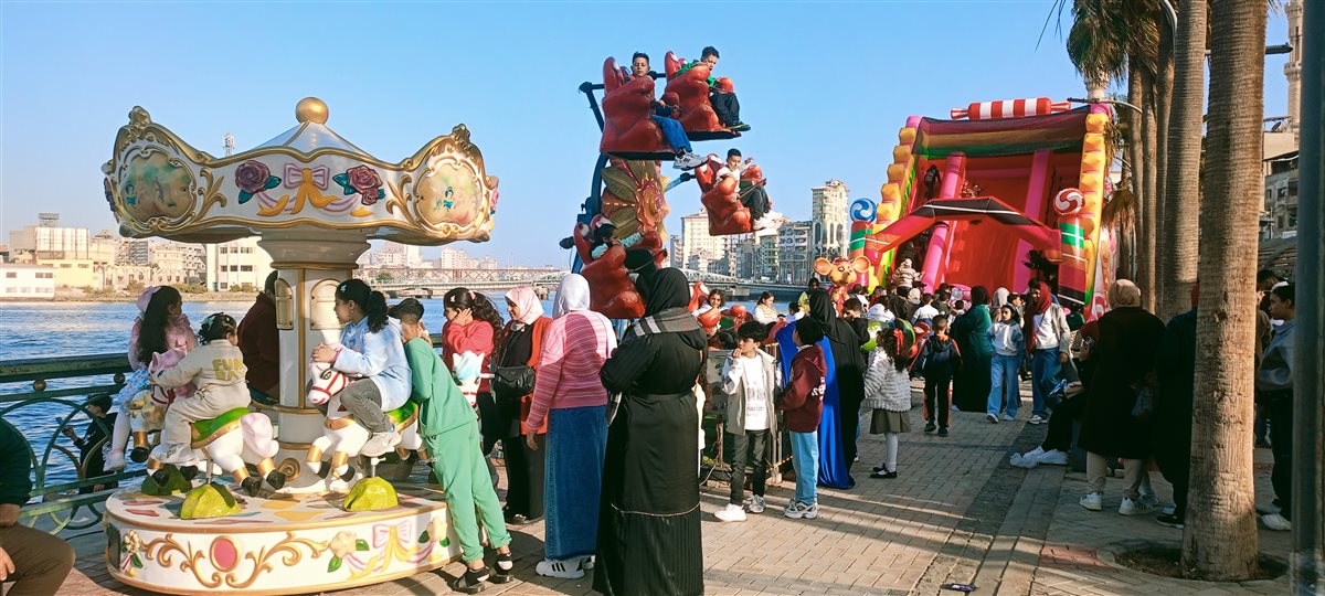 الاستمتاع بالألعاب داخل حديقة بنت الشاطئ