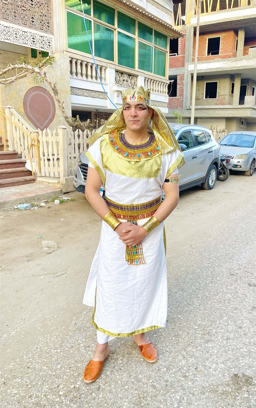 شاب يرتدي الزي الفرعوني