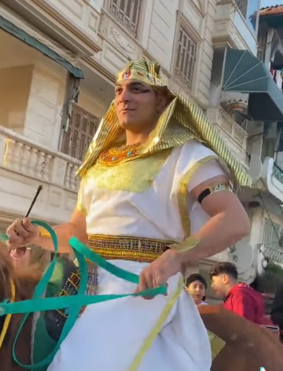 التجول في شوارع رأس البر بالحصان والزي الفرعوني