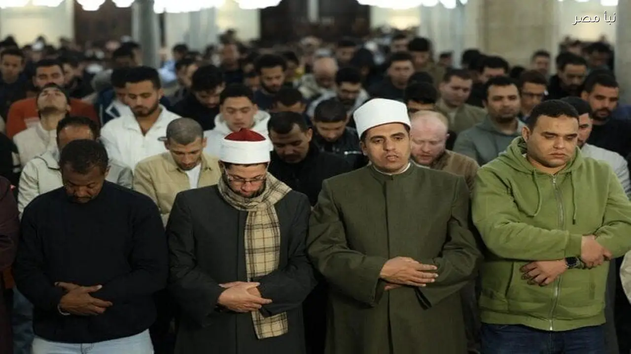 آلاف المصلين يؤدون صلاتي العشاء والتراويح في الليلة الثانية عشرة من رمضان بالجامع الأزهر
