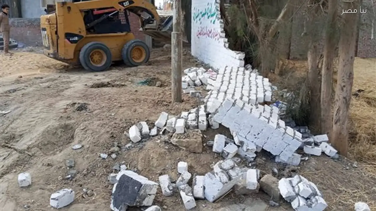 إزالة تعدٍ على أرض زراعية في قرية الشروق بالإسماعيلية بشكل فوري