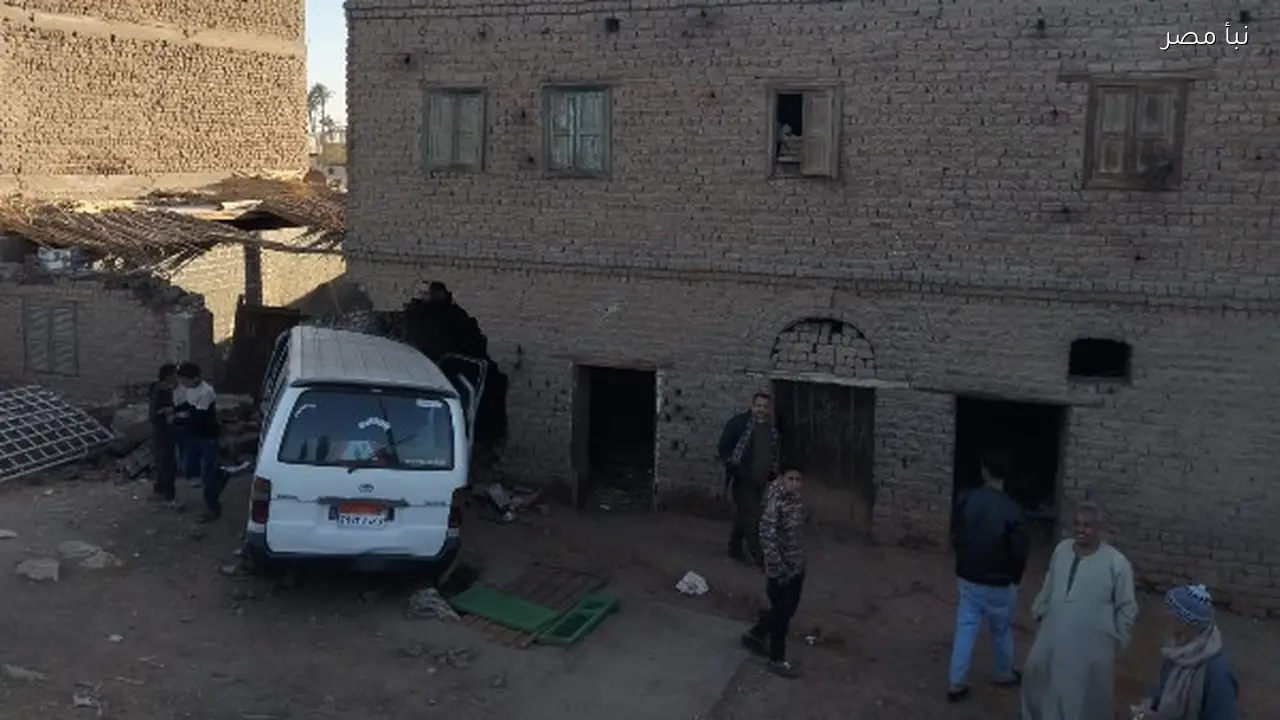 إصابة سبعة أشخاص في حادث تصادم ميكروباص بحائط منزل في أسيوط
