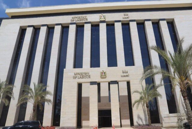 تسهيلا على المواطنين.. «العمل» تصدر فيديو توضيحي لـ خطوات استخراج «كعب العمل»