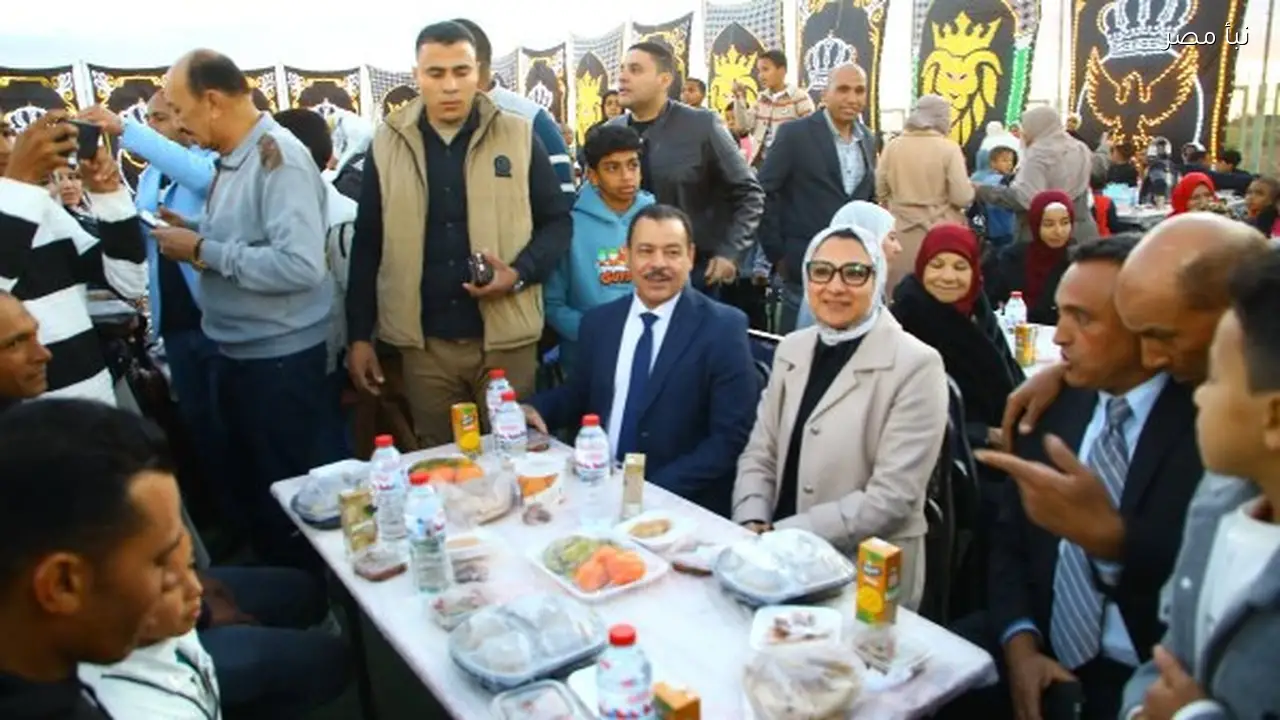 المحافظ تشارك أهالي قرية ذخيرة الإفطار الرمضاني وتتفقد المجمع الحرفي بمرزوق