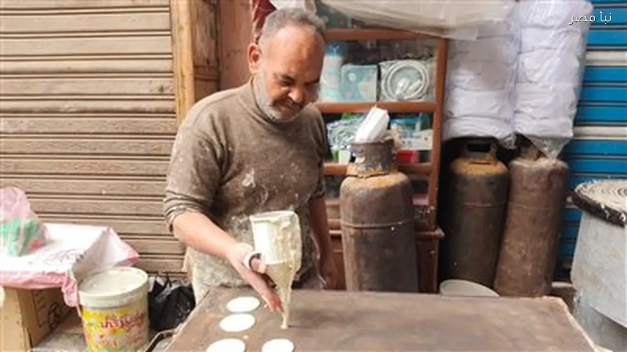 حكاية عم الليثي أقدم صانع كنافة وقطايف في الشرقية بعد خمسين عاماً من العمل