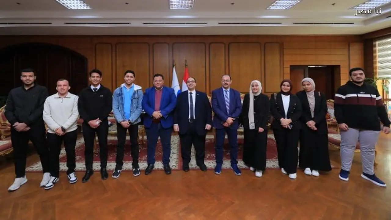 رئيس جامعة كفر الشيخ يكرم فريق كلية الذكاء الاصطناعي تقديراً لإنجازاتهم المتميزة
