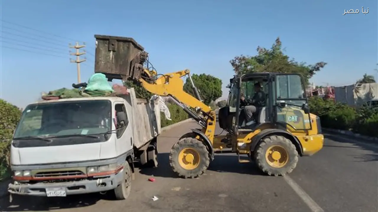 رئيس مدينة الأقصر يراقب تنفيذ منظومة جمع القمامة الجديدة في شوارع المدينة